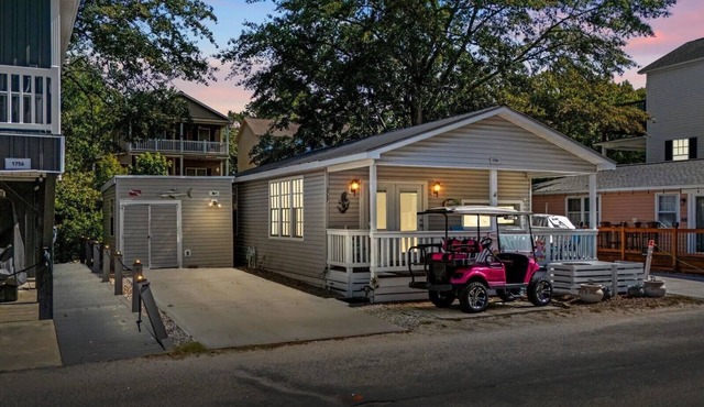 BEACH COTTAGE on LAKE/CANAL ☀ Complimentary GOLF CART - Sleeps 4 - Pet Friendly
