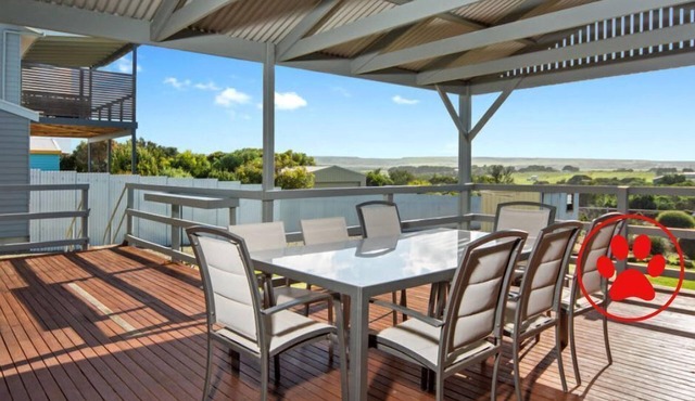 Beach Cottage - One Street to Beach, Recently Renovated Holiday Home