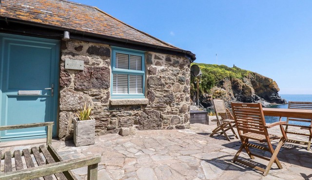 BEACH COTTAGE, romantic, luxury holiday cottage in Cadgwith