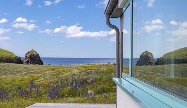 BEACH COTTAGE, romantic, luxury holiday cottage in Dalbeg