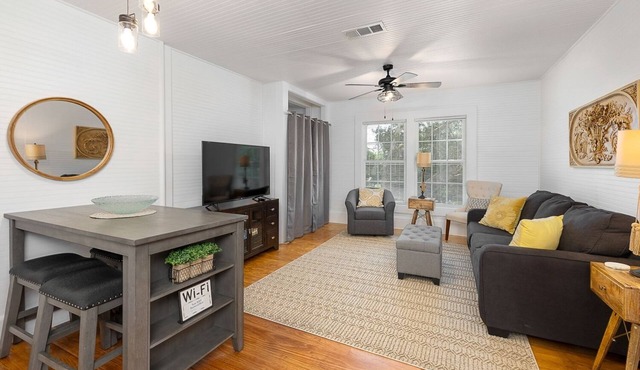 Beach Cottage with 2 king beds! One short block to beach-Walk to Pier Village!