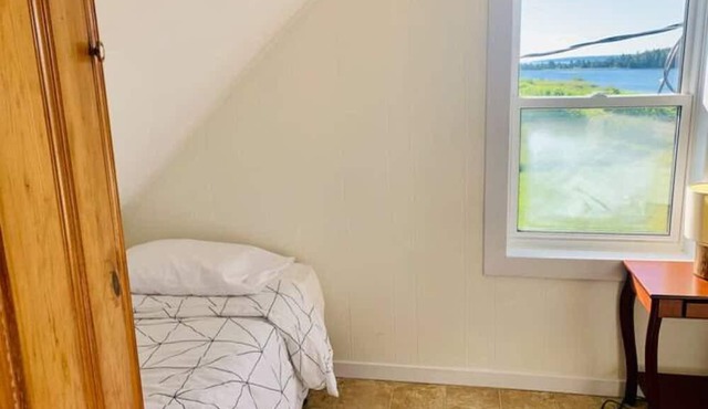 Beach Cottage - walk to beach, listen to wave sounds, enjoy the sauna!