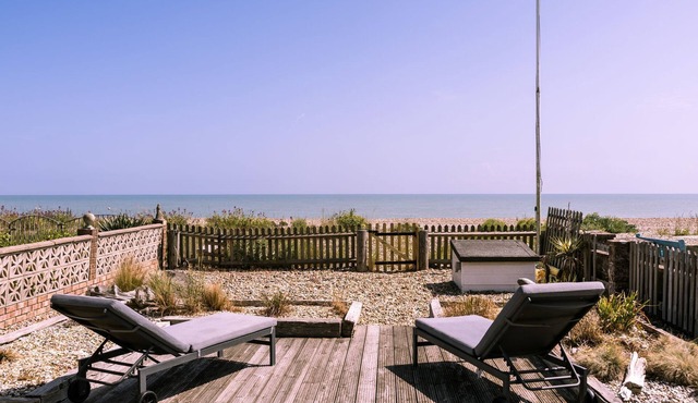 Beach Cottage with garden that blends into the beach in Pevensey Bay