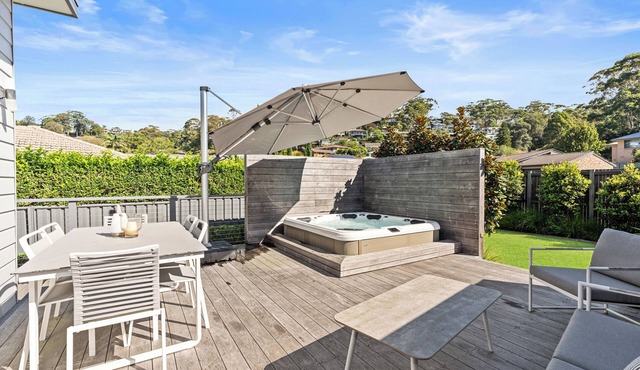 Beach Cottage with Deck & Spa in Terrigal. 10min walk to beach
