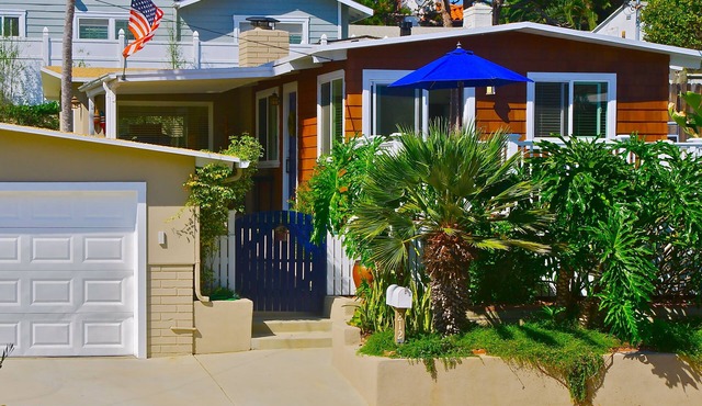 Beach Cottage with Private Yard , Walk to Beach, Linda Lane Park, Downtown