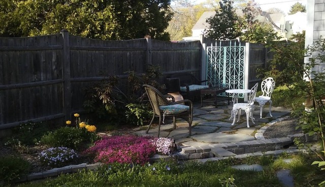 Beach Cottage within walking distance to shops and restaurants, 2 miles to beach