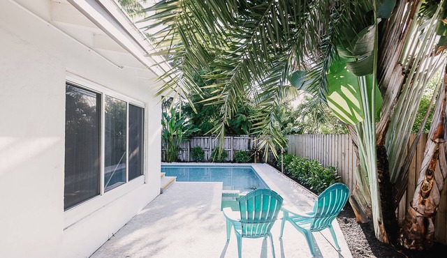 Beach Court, Spacious, modern 3 bedroom - pool home.