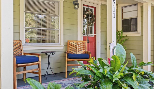 Beach Days/Downtown Nights-Ideal Location. Free Heated Pool- Fire Pit