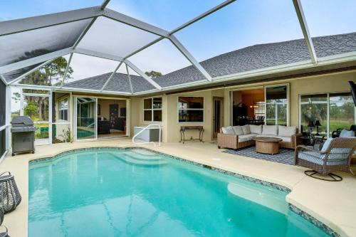Beach Days & Fairways: Rotonda West Snowbird Home