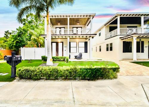 Beach Downtown-Family & Pet Friendly-Balcony & Garage-10 Acre Park with Pickleball, Tennis & Basketball-Lido Beach-Opera-Symphony-St Armands Circle