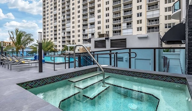 Beach Escape | 2 Queen Beds | Steps to Fort Lauderdale Beach