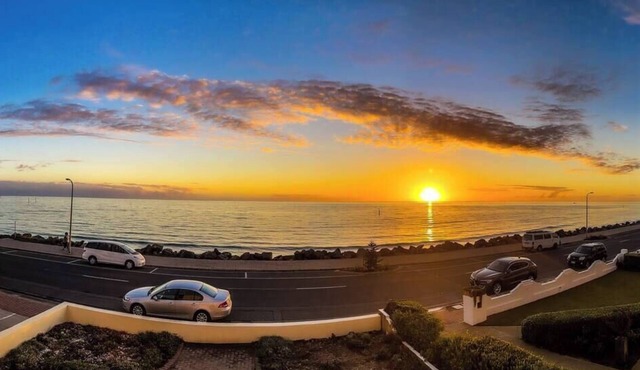 Beach Escape no 10: Sun, Sand, and Beach Await! Bring Your Pets Along!