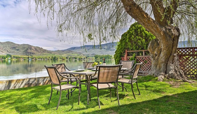 Beach Escape: Scenic Osoyoos Lake Chalet!