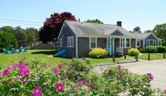 Beach family gateway, modern 5BR, walk to the beach, big yard, firepit
