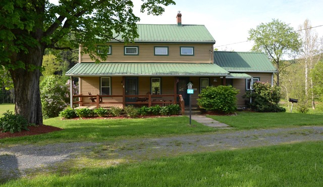 Beach Farm - Charming Riverside Farmhouse: Ideal Getaway for Outdoor Enthusiasts!