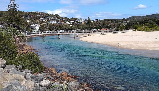 Beach/farm stay, 3 mins to the beach. Small acerage with lush gardens & wildlife