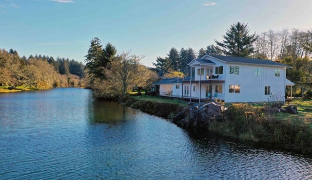 Beach Farmhouse on the River + Hot Tub