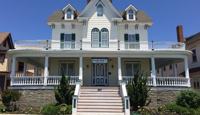 Beach Front, 1 Bed Room Condo, Sleep 6 People, With Large Wrap Around Porch