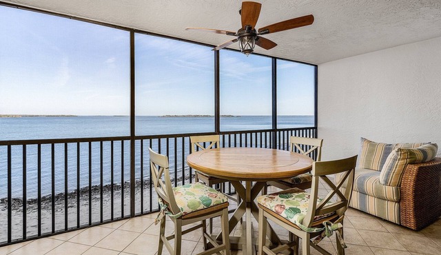 Beach front 1b/1b condo. Amazing Sunsets and Resort Amenities