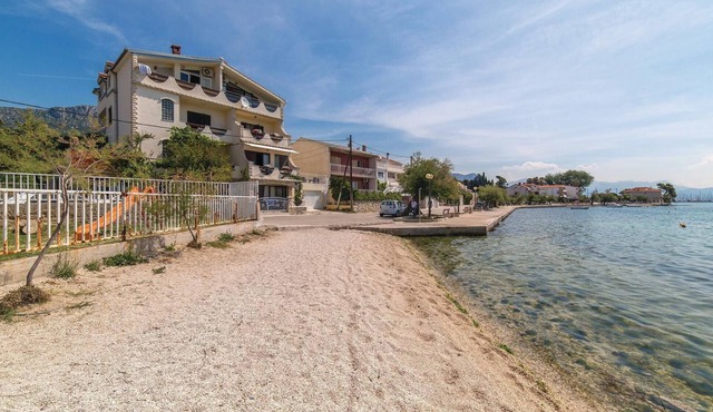 Beach front apartment in Kastel Kambelovac