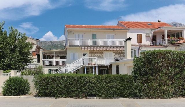 Beach front apartment in Kastel Kambelovac