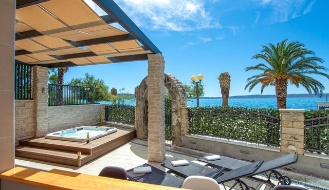 Beach front apartment in Kastel Gomilica