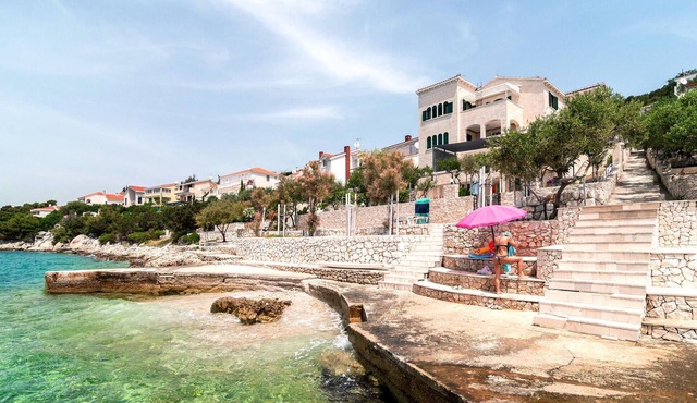 Beach front apartment in Okrug Donji