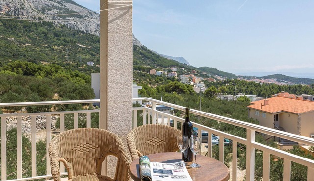 Beach front apartment in Makarska with WiFi