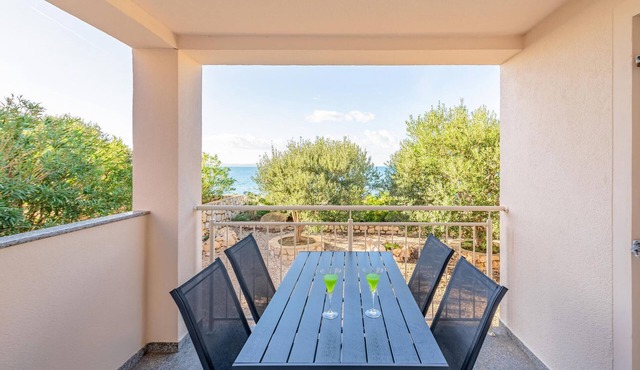 Beach front apartment in Kosljun with WiFi