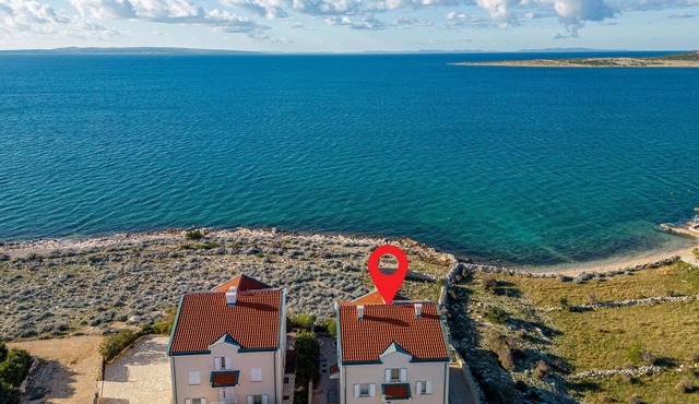 Beach front apartment in Kosljun with WiFi