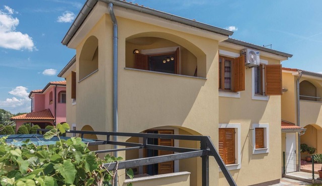 Beach front apartment in Fazana with WiFi