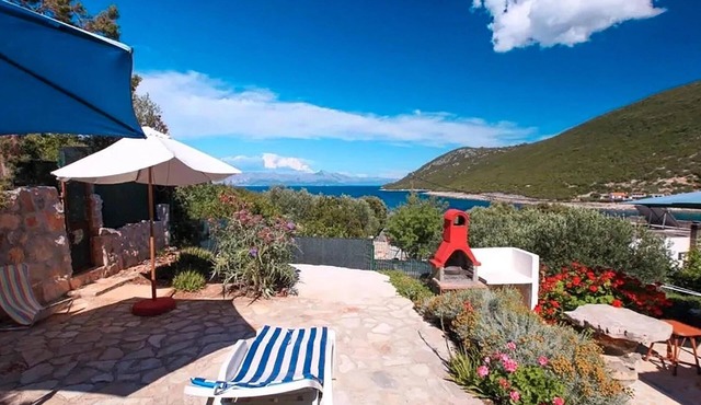 Beach front apartment in Gdinj with WiFi