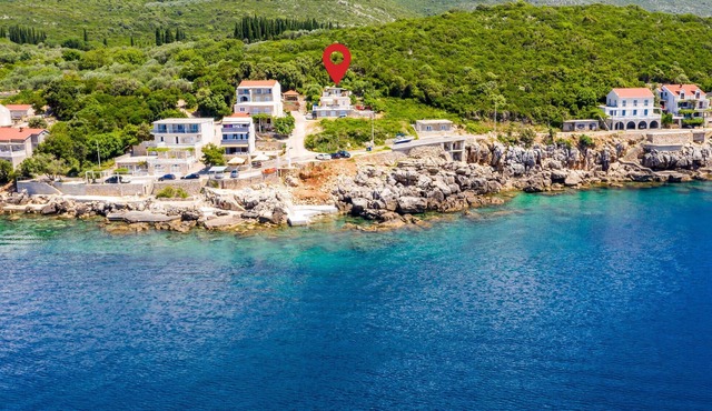 Beach front apartment in Gruda with WiFi