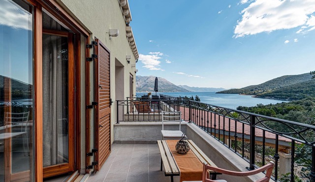 Beach front apartment in Kneze with WiFi