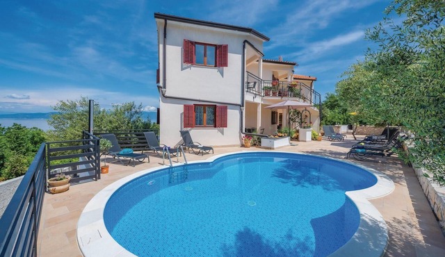 Beach front apartment in Labin with sauna