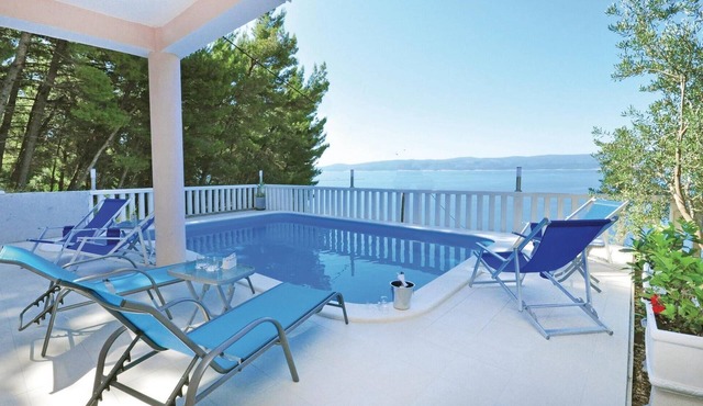 Beach front apartment in Mimice with WiFi
