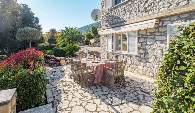 Beach front apartment in Ravni with WiFi