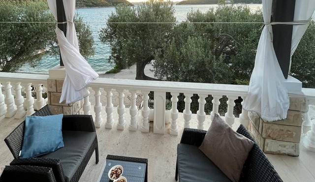 Beach front apartment in Slano