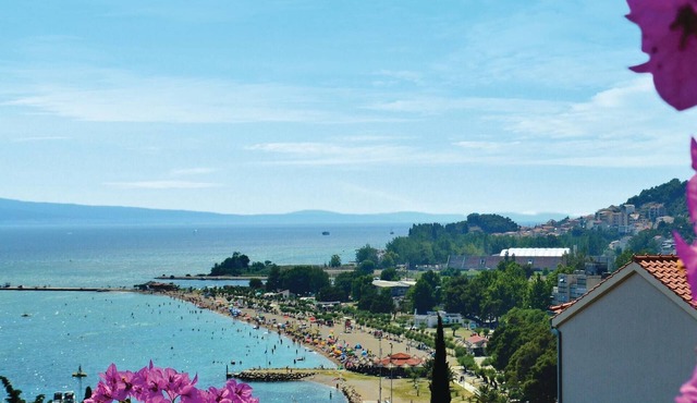 Beach front apartment in Omis with WiFi