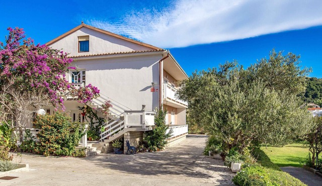 Beach front apartment in Rab with WiFi