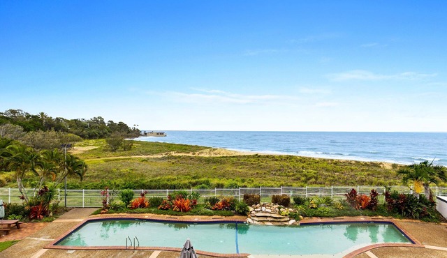 “Beach Front Apartment , Pool , Free WiFi with Netflix“