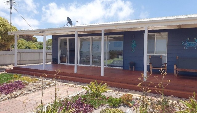 Beach Front Blue - Absolute beachfront holiday home *OFF PEAK SPECIAL*