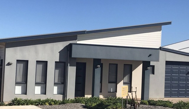 Beach Front Break - relax & watch the waves