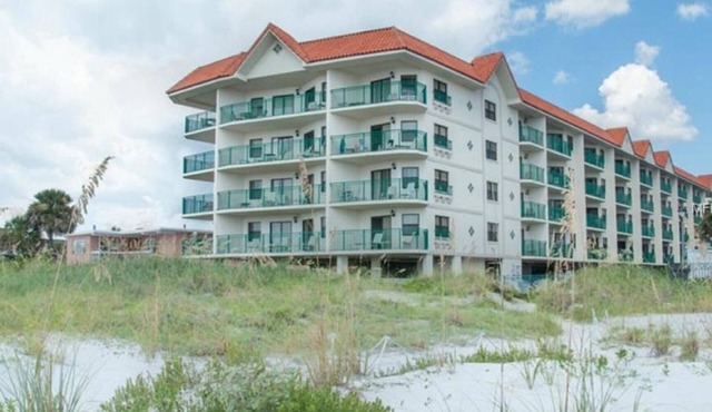 BEACH FRONT CONDO. TOES IN THE SAND. FAMILY FRIENDLY!