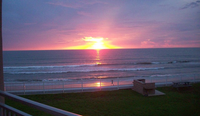 BEACH FRONT CONDO - Melbourne/Satellite Beach Cocoa Beach 2 bd/2 bath, pool