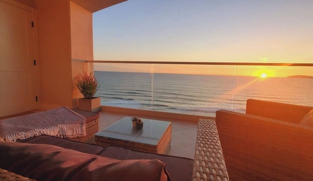 BEACH FRONT CONDO, PRIVATE BEACH & AMAZING VIEWS!