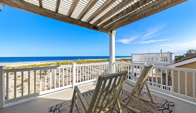 Beach front family home with gated courtyard! n5 minutes to rides and arcade.