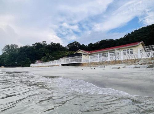 Beach-Front Family Bungalow with Seaview Pool, KTV, Pool, PS5, Speaker System, BBQ & more!