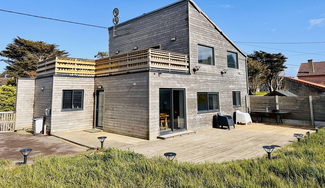 Beach front property, Sea views!