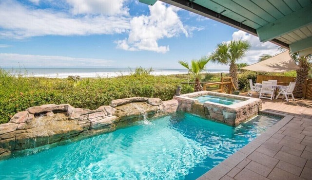 Beach Front/heated pool/spa. Ocean Views, Umbrella+Lounger for beach, Balconies